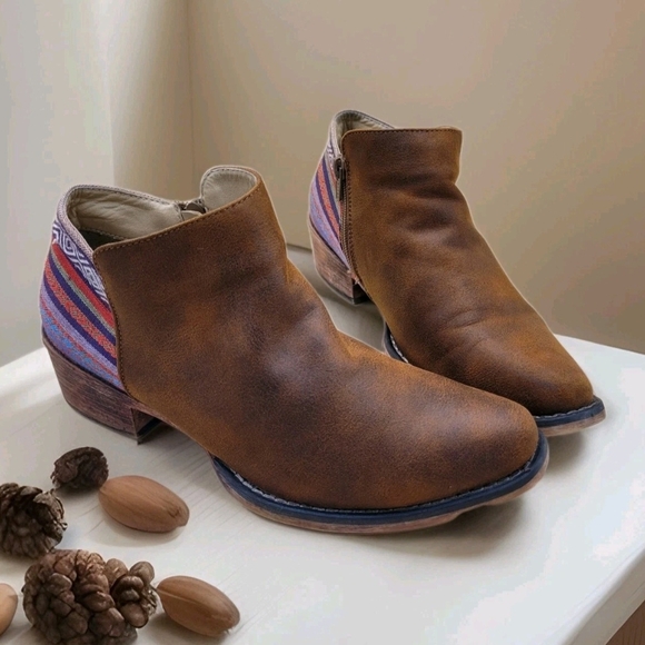 Roper Shoes - Roper Brown Sedona Ankle Boots Aztec Heel Snip Toe Faux Leather Womens Size 6.5
